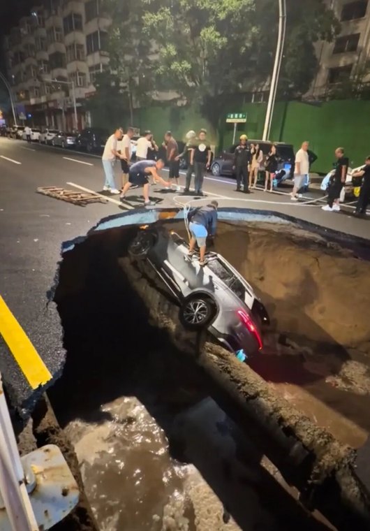 河北张家口一路面深夜塌陷致3车坠落，多位市民牵绳施救，当地通报：被困4人全部救出，1死1轻微伤，其他2人未受伤